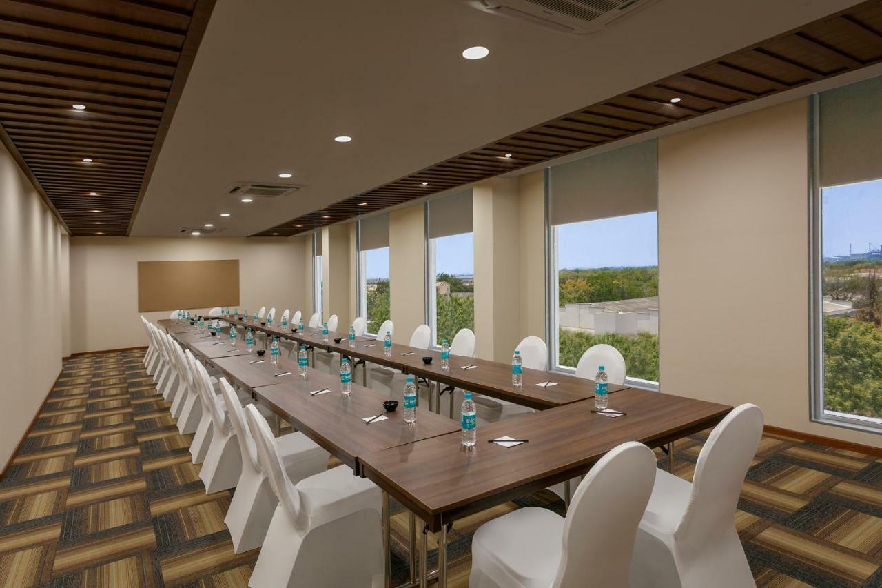 Ginger Sanand Hotel Екстериор снимка