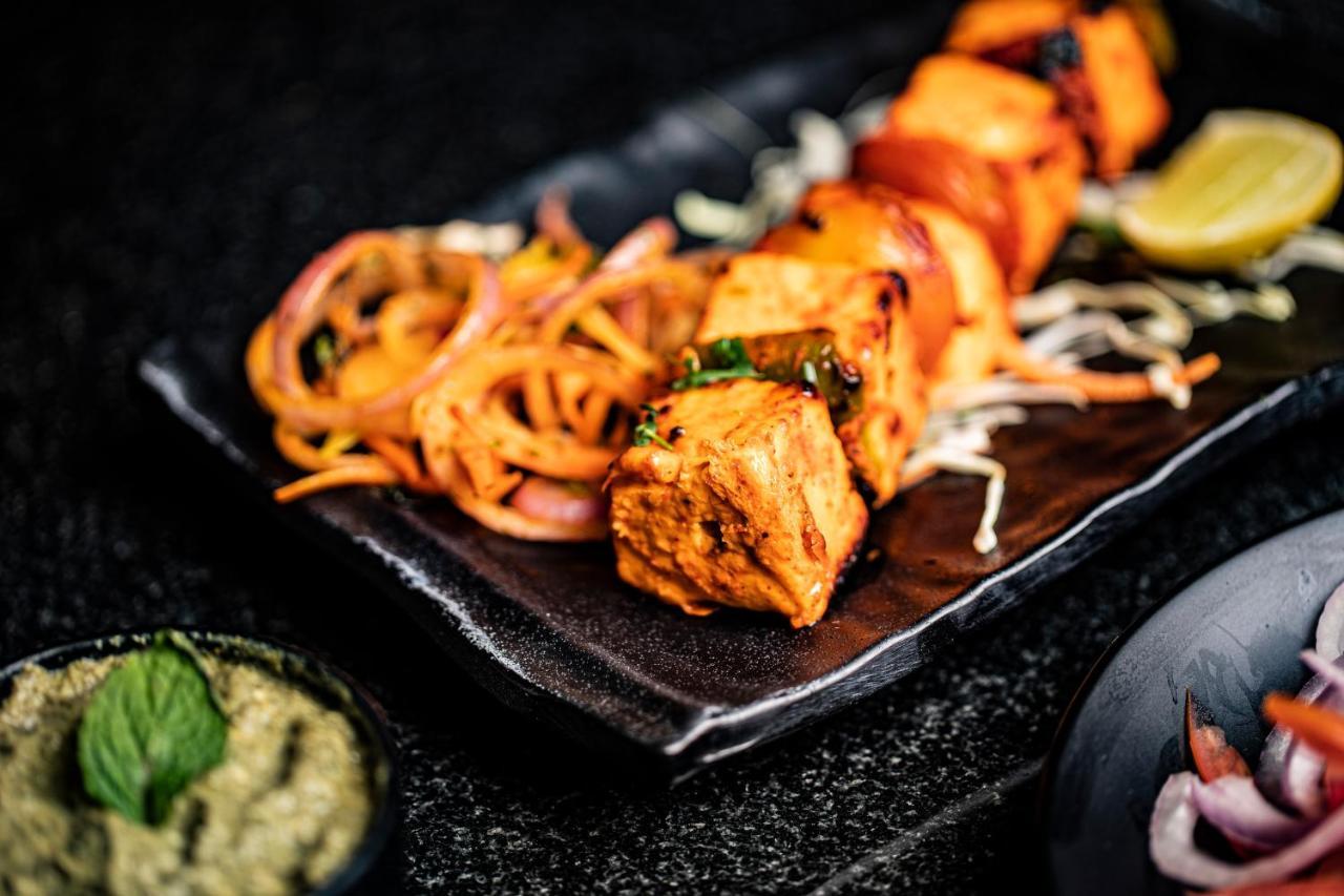 Ginger Sanand Hotel Екстериор снимка